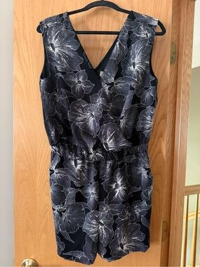 LOFT Black Sleeveless Floral V-Neck Romper